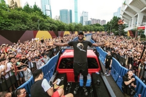 成都市政府新闻办公室官博：官宣！NBA巨星詹姆斯14年后重访成都