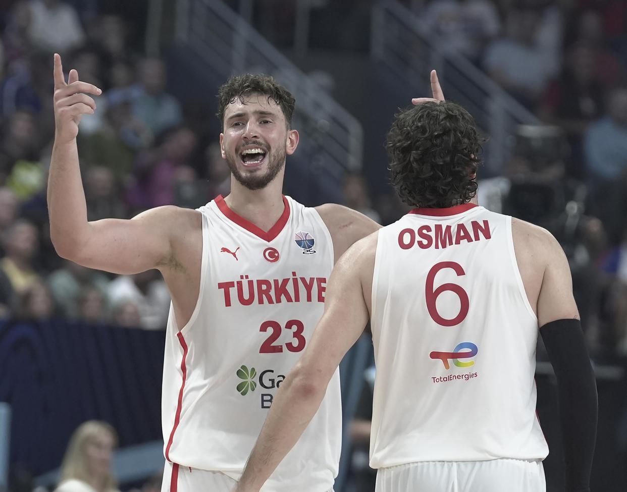 总决赛直播-挥汗如雨！火箭队晒全新训练照：谢泼德眼神专注，阿门缠斗范乔丹