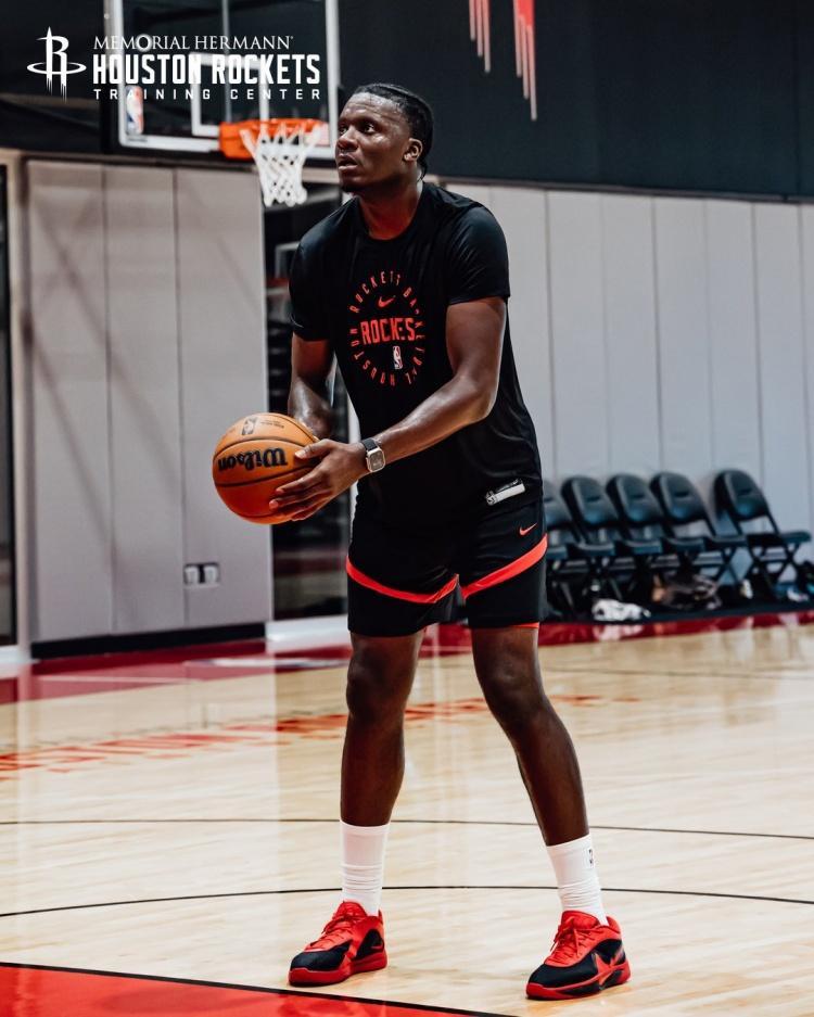 总决赛直播-挥汗如雨！火箭队晒全新训练照：谢泼德眼神专注，阿门缠斗范乔丹