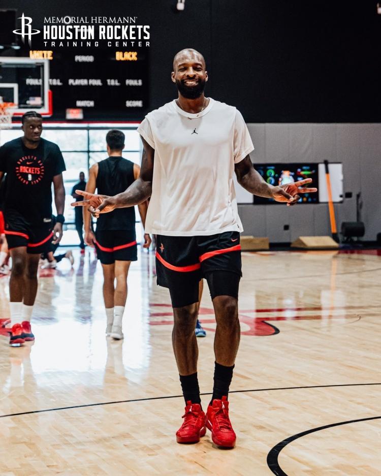 总决赛直播-挥汗如雨！火箭队晒全新训练照：谢泼德眼神专注，阿门缠斗范乔丹