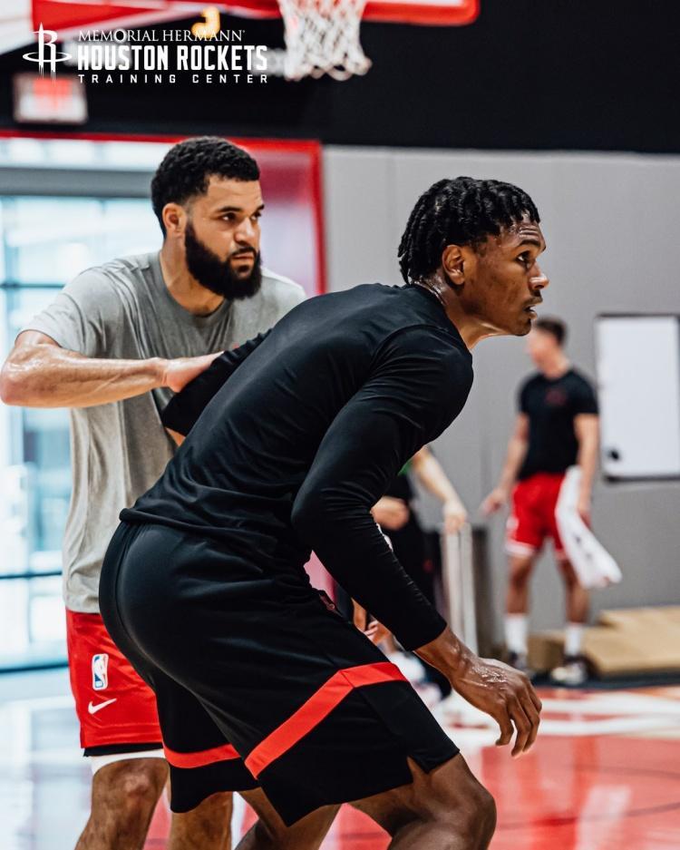 总决赛直播-挥汗如雨！火箭队晒全新训练照：谢泼德眼神专注，阿门缠斗范乔丹