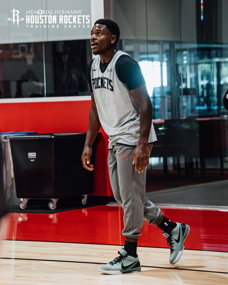 总决赛直播-挥汗如雨！火箭队晒全新训练照：谢泼德眼神专注，阿门缠斗范乔丹