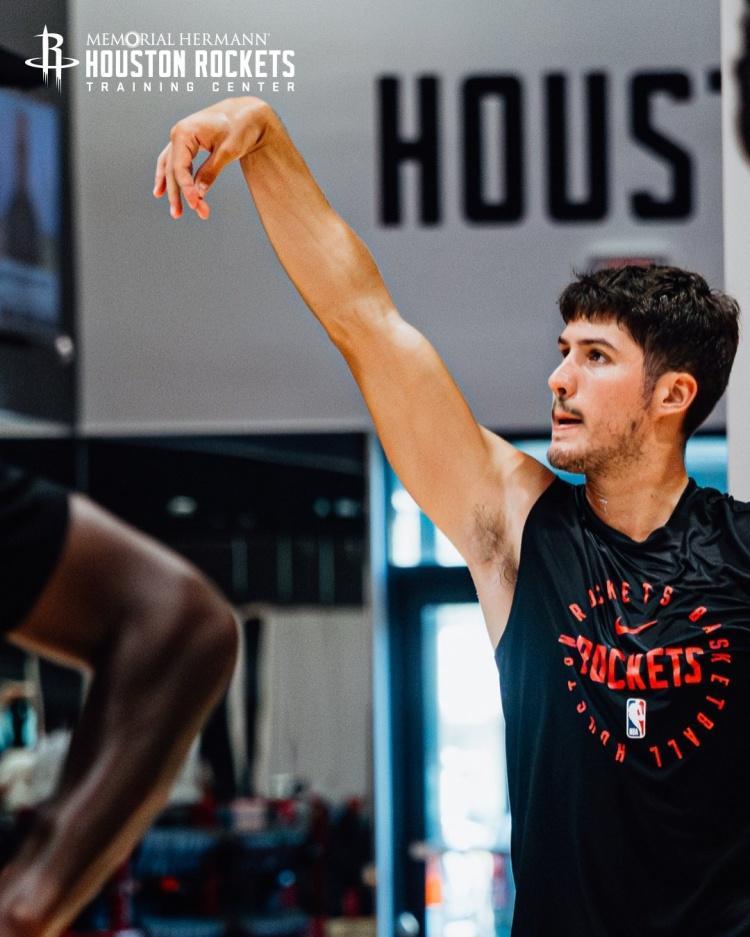 总决赛直播-挥汗如雨！火箭队晒全新训练照：谢泼德眼神专注，阿门缠斗范乔丹