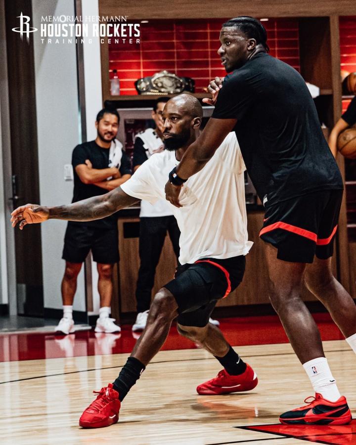 总决赛直播-挥汗如雨！火箭队晒全新训练照：谢泼德眼神专注，阿门缠斗范乔丹