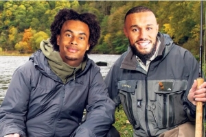 放松身心,齐尔克泽和马兹拉维结伴购置垂钓器具准备钓鱼