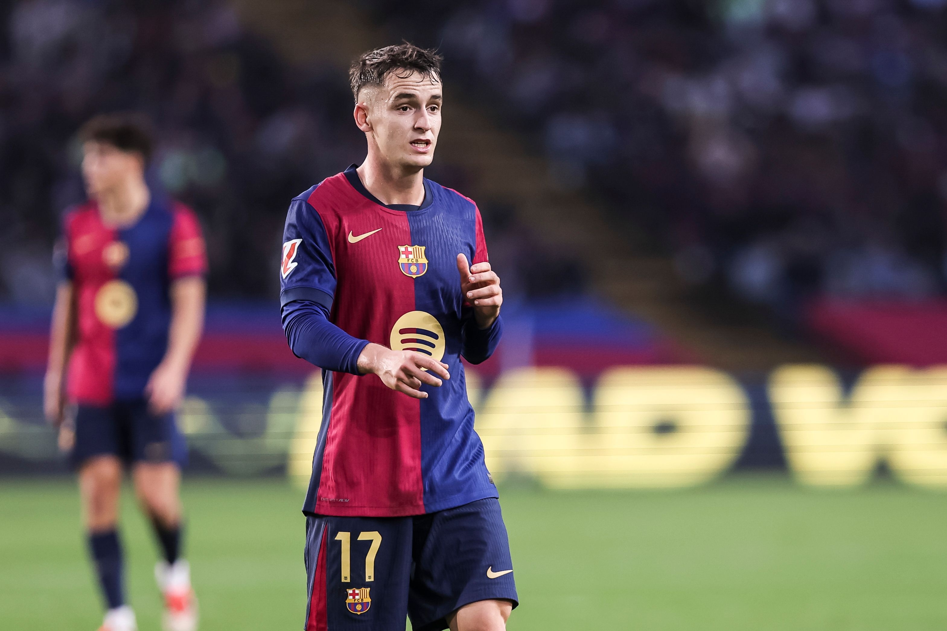 每体:巴萨中场竞争激烈,卡萨多面临出场难题但他愿意接受挑战