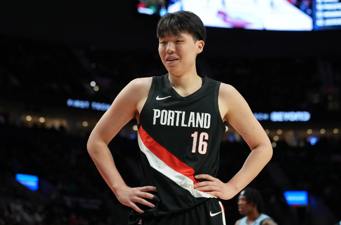 赛事入口-杨瀚森NBA生涯季后赛首胜：全场遭弃用躺赢 回主场后能否登场？
